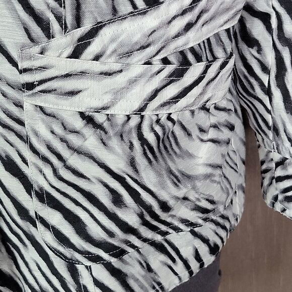 CHICO'S Zebra Print Lightweight Jacket Size 1/Medium - Picture 3 of 10